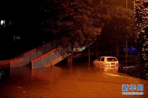 北京夜降暴雨 积水中勇现“淡定哥”(组图)