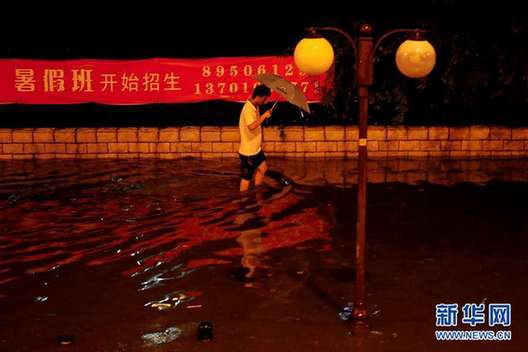 北京夜降暴雨 积水中勇现“淡定哥”(组图)