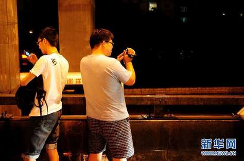 北京夜降暴雨 积水中勇现“淡定哥”(组图)