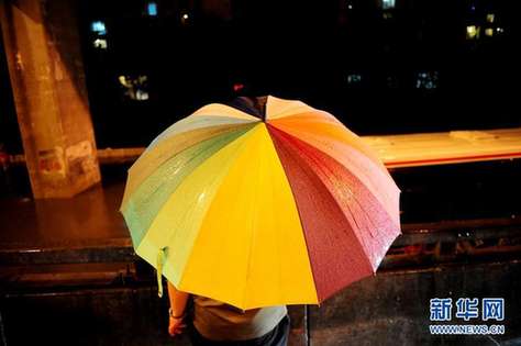 北京夜降暴雨 积水中勇现“淡定哥”(组图)