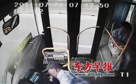刹车哥临危一踩救乘客 好司机义举打动网友