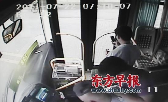 刹车哥临危一踩救乘客 好司机义举打动网友