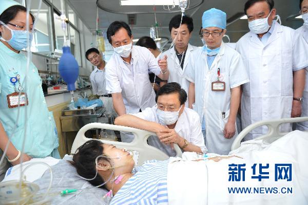 千方百计救治甬温线事故伤者:1人1专家 1人1方案