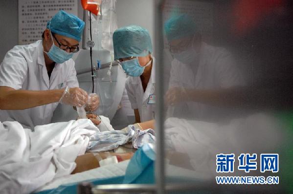 千方百计救治甬温线事故伤者:1人1专家 1人1方案