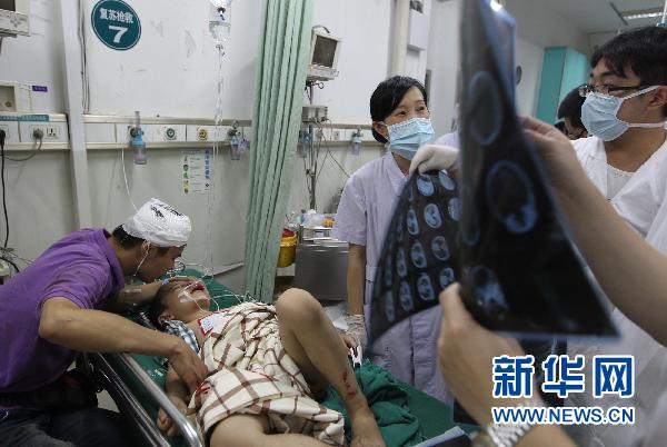 千方百计救治甬温线事故伤者:1人1专家 1人1方案