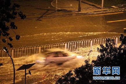 京城暴雨捧红“POSE哥”：把雨当海 把车当船(图)
