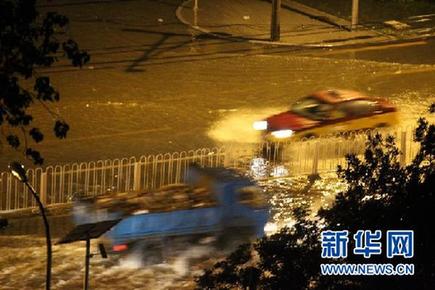 京城暴雨捧红“POSE哥”：把雨当海 把车当船(图)