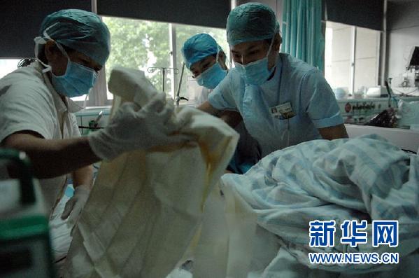 中国千方百计救治甬温线事故伤者:1人1专家 1人1方案