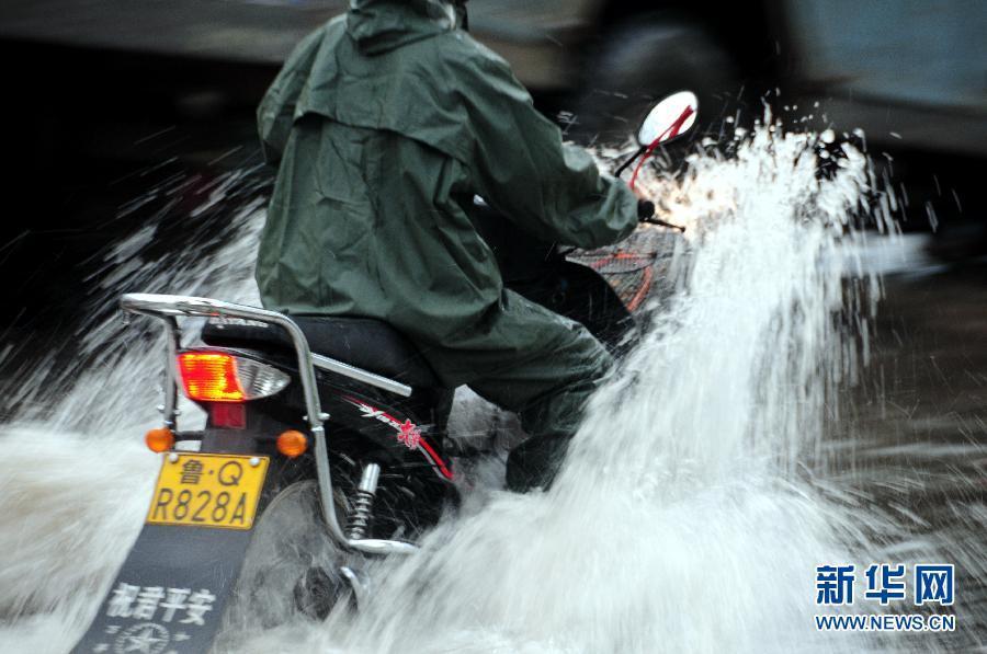 山东突降暴雨 多个城市内涝严重