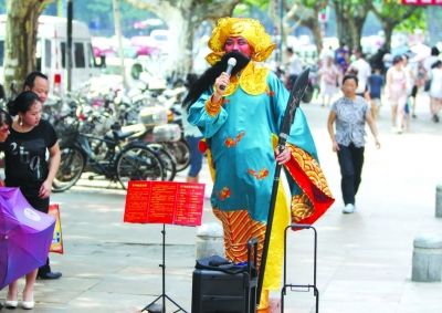 百万富翁破产后扮关公街头卖唱 已被演艺公司相中