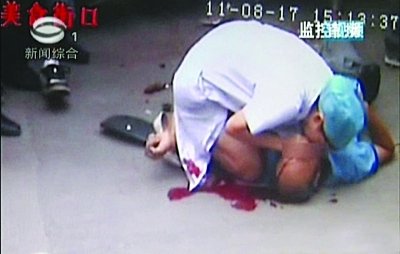 女医生跪在滚烫路面为车祸伤者人工呼吸(图)