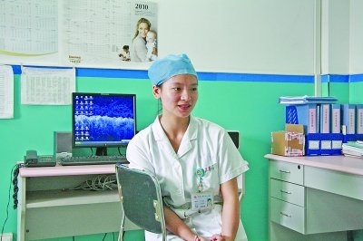 女医生跪在滚烫路面为车祸伤者人工呼吸(图)
