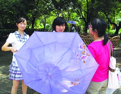 中学老师认出“撑伞仙女”?媒体证实为美丽误会