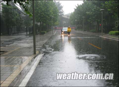 京城清晨普降小到中雨 局地雨势大或影响早高峰