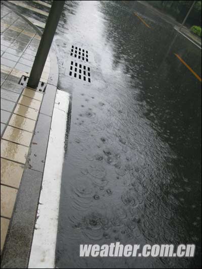 京城清晨普降小到中雨 局地雨势大或影响早高峰