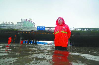 暴雨中的“人肉路标”让人感动更让人揪心