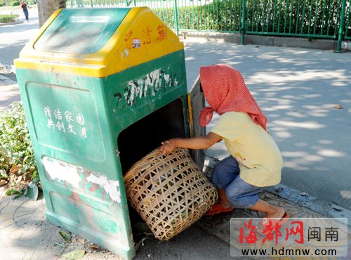 4岁女孩与奶奶扫街走红网络 萌版大S感动网友