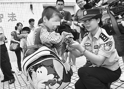 母亲带儿行乞被批捕引关注 专家称需要慎重处理 图