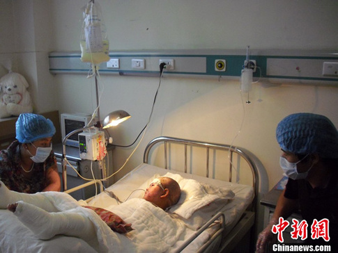 “割皮救女”农民工不会上网 眼圈红润称好人平安
