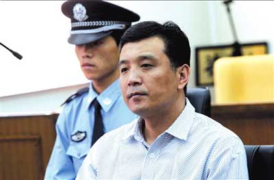 机场员工为朋友走私名表 律师称其仗义应当轻判