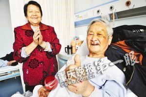 八旬老人雨中摔倒 五个女孩扶起后未留名离开