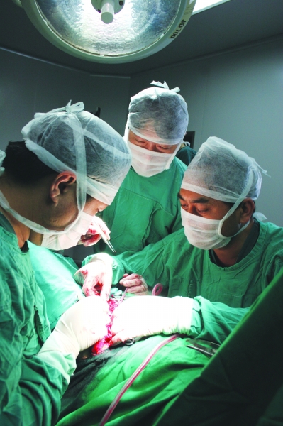 医师严重肝衰竭仍坚持做完两台手术 倒在手术台旁
