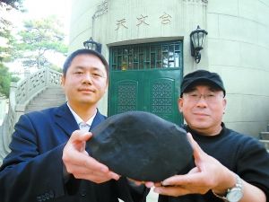 神秘陨石现身京城 天文馆陨石专家连呼看不懂