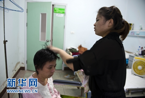 女大学生带病母上学:妈妈活多久我就让她幸福多久