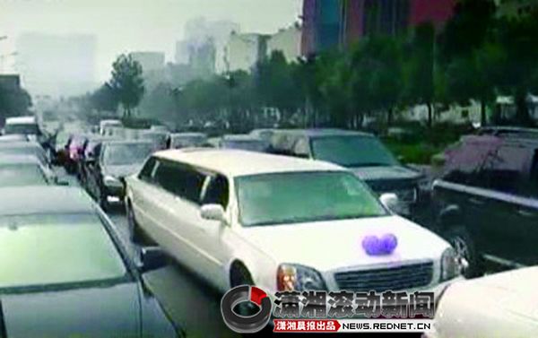 奢华婚车队:90辆奥迪、10台奔驰、6台加长林肯