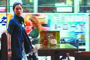 女警扮“学生妹”车站打望 不看帅哥看贼