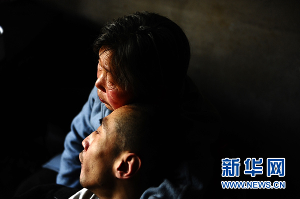 青海夫妇32年抚养脑瘫弃儿托起生命之光