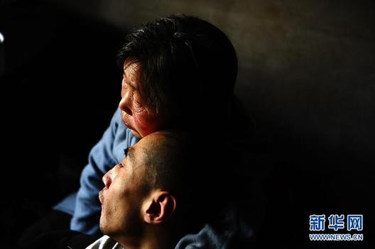 青海夫妇32年抚养脑瘫弃儿 儿永远不会喊“爸妈”