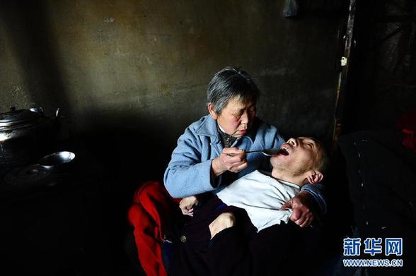 青海夫妇32年抚养脑瘫弃儿 儿永远不会喊“爸妈”