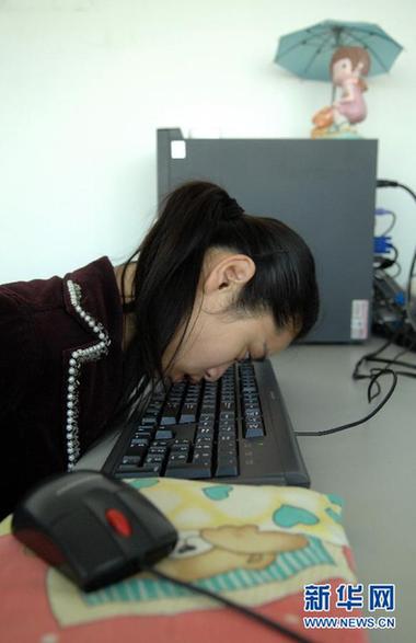 脑瘫女孩用鼻尖书写人生的