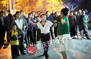 捡垃圾的“拉丁舞王子”:陪市民跳舞来感恩(图)