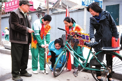 北京校尉小学义务打气19年 坚持