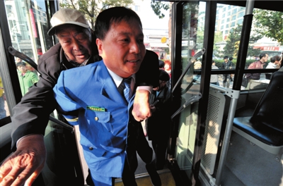 公交司机亲自背患病老人上车 5年未间断