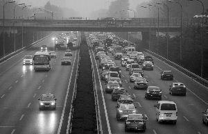 北京机场高速降费后日增6万车次变“龟速路”