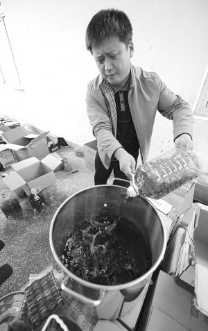 记者揭秘假洋酒制作过程:2分钟就造一瓶(图)