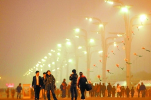北京大雾一周难见晴天 高速封闭火车客流骤增