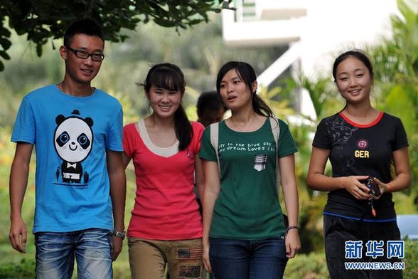 三名女大学生救助被撞农民工感动网友