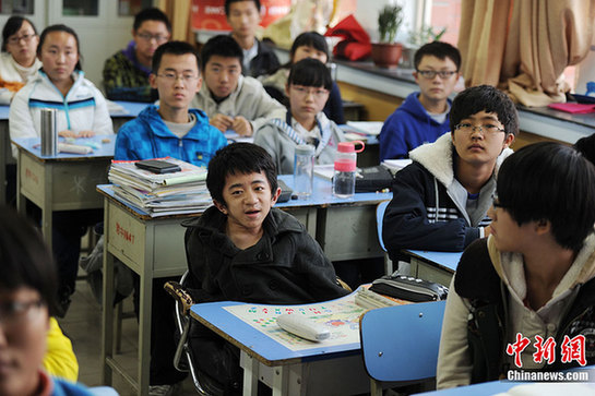 图片故事:轮椅上写诗的“玻璃娃娃”