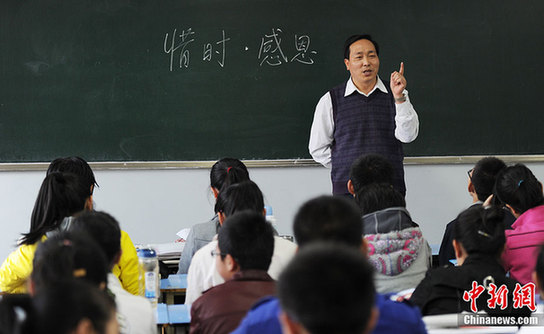 图片故事:轮椅上写诗的“玻璃娃娃”