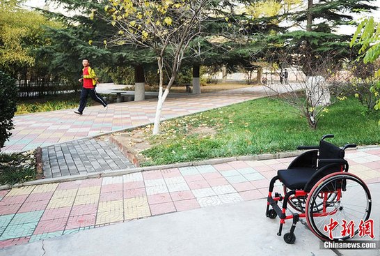 图片故事:轮椅上写诗的“玻璃娃娃”