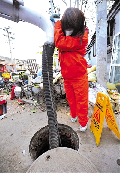 退役女兵自愿当抽粪工 称职业没有贵贱之别(图)