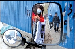 退役女兵自愿当抽粪工 称职业没有贵贱之别(图)