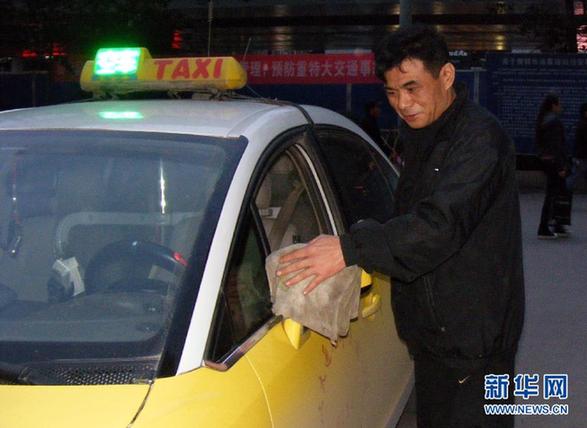 中国网事:网友微博齐动员 寻找大义“逼停哥”