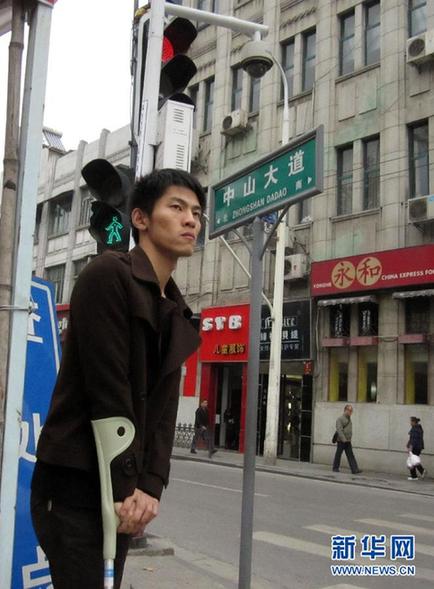 中国网事：网友微博齐动员 寻找大义“逼停哥”