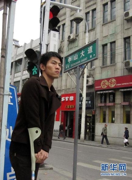 中国网事:网友微博齐动员 寻找大义“逼停哥”