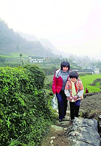 乡村女教师筹资助学:英子姐姐的爱心传奇